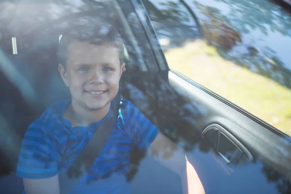 十几岁的男孩，坐在车子的前座 — 图库照片