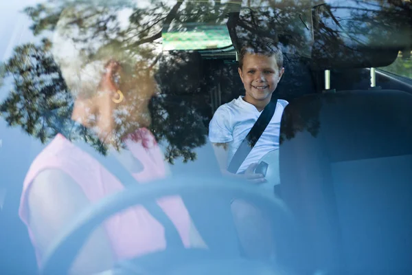 Avó dirigindo um carro — Fotografia de Stock