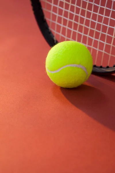 Bollen mot tennisracket — Stockfoto