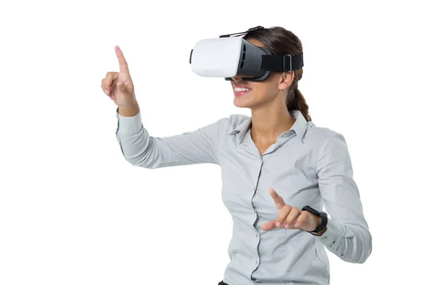 Executivo feminino usando fone de ouvido realidade virtual — Fotografia de Stock