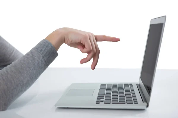Menina adolescente apontando para a tela do laptop — Fotografia de Stock