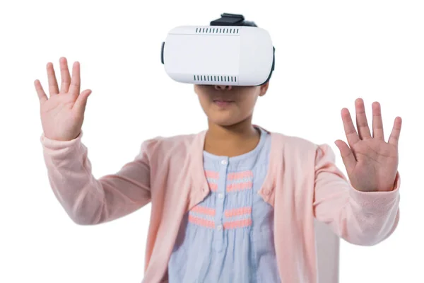 Ragazza gesticolare durante l'utilizzo di cuffie realtà virtuale — Foto Stock