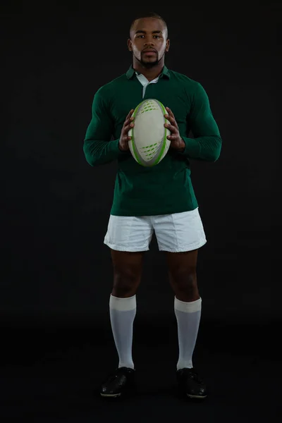 Jogador de rugby masculino segurando bola — Fotografia de Stock