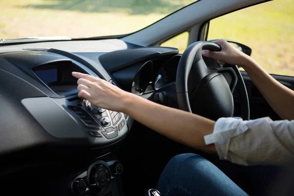 Lachende vrouw besturen van een auto — Stockfoto