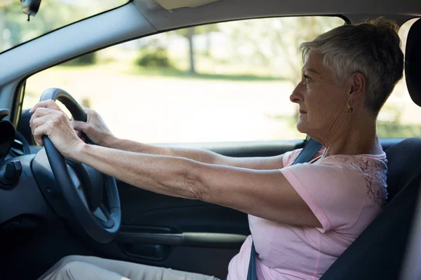 Старшая женщина за рулем автомобиля — стоковое фото