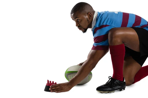 Jogador de rugby masculino mantendo tee — Fotografia de Stock