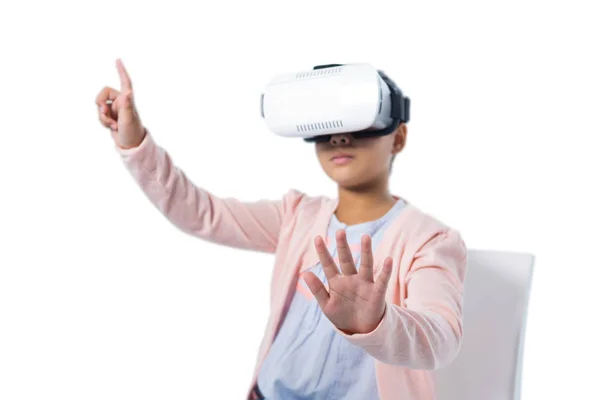 Menina usando fone de ouvido realidade virtual — Fotografia de Stock