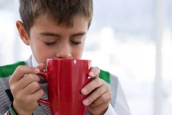 作为业务行政喝咖啡的男孩 — 图库照片