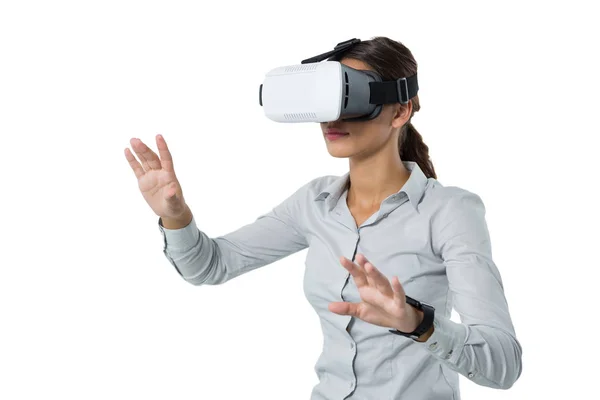 Γυναίκα εκτελεστικό χρησιμοποιώντας σετ κεφαλής εικονικής πραγματικότητας — Φωτογραφία Αρχείου