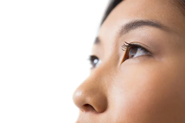 Olho e nariz da mulher contra fundo branco — Fotografia de Stock