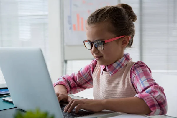 Lány, mint cégvezető használ laptop — Stock Fotó