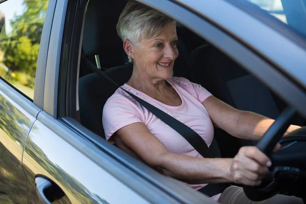 Mulher sênior dirigindo um carro — Fotografia de Stock