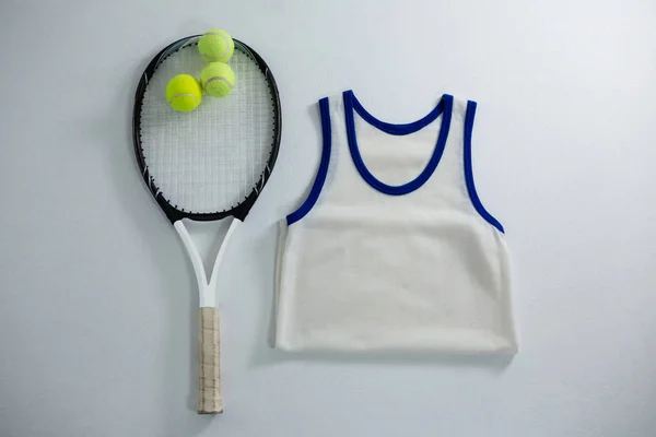 Schläger mit Tennisbällen durch Weste — Stockfoto