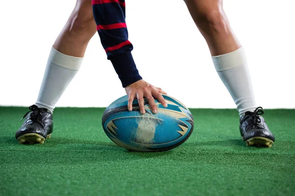 Kvinnliga spelare spelar rugby på fältet — Stockfoto