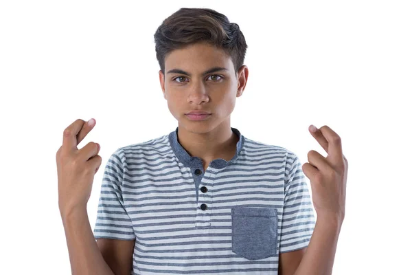 Adolescente menino segurando seus dedos cruzados — Fotografia de Stock