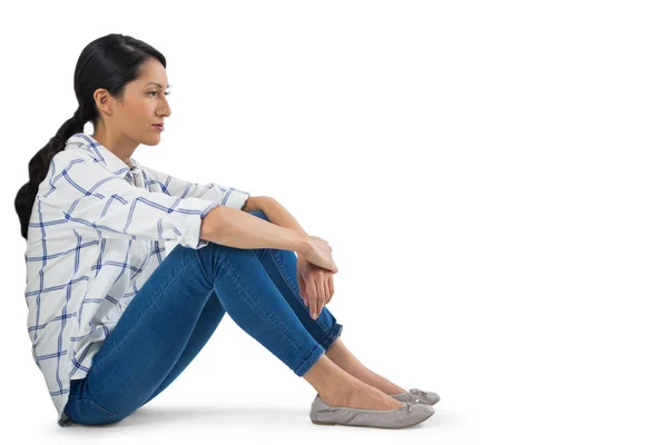 Frau entspannt sich gegen Weiß — Stockfoto