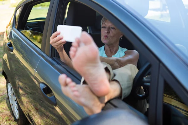 年配の女性が電話で selfie を取って — ストック写真