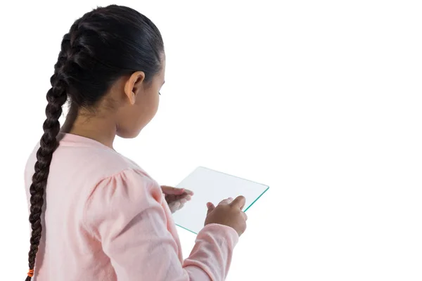 Dívka pomocí skleněné digitální tablet — Stock fotografie