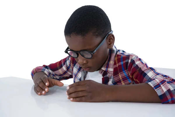 Pojke som utger sig för att arbeta på ett osynligt objekt — Stockfoto
