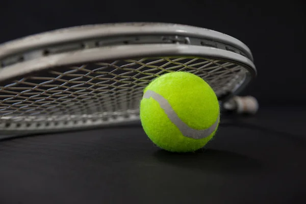 Raqueta de tenis de pelota y plata —  Fotos de Stock