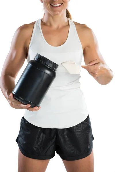Atleta femenina tomando suplemento en polvo — Foto de Stock