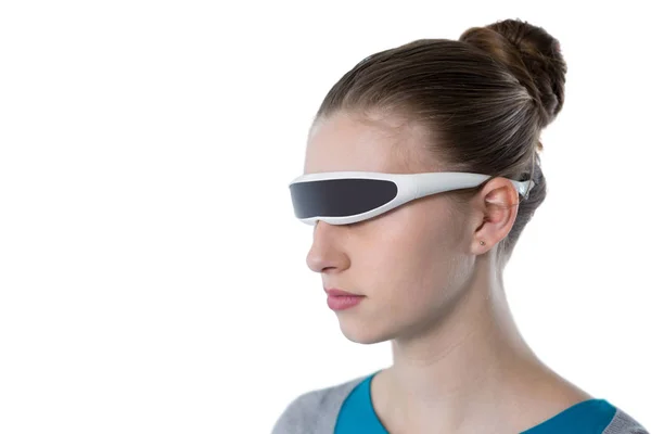 Εφηβικό κορίτσι που χρησιμοποιούν γυαλιά εικονικής πραγματικότητας — Φωτογραφία Αρχείου