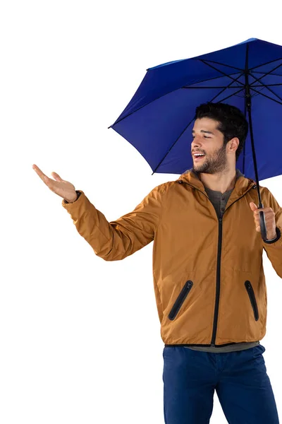 Homem de pé sob guarda-chuva — Fotografia de Stock