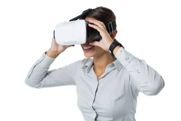 Ejecutiva femenina usando auriculares de realidad virtual —  Fotos de Stock