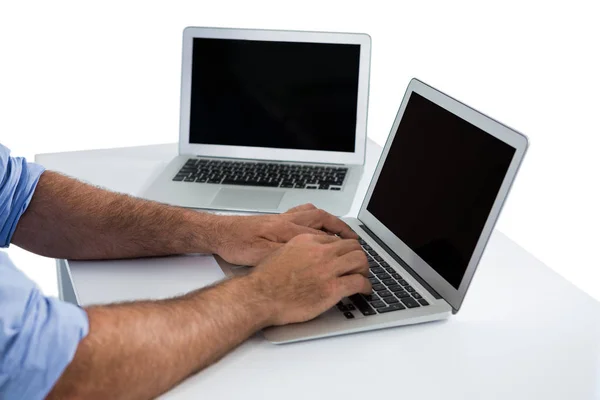 Männliche Führungskräfte nutzen Laptop am Schreibtisch — Stockfoto