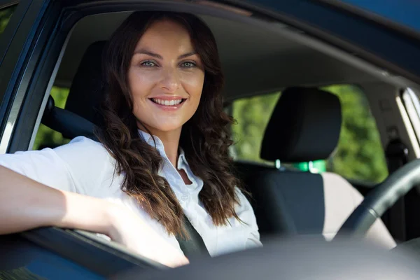 Mooie vrouw rijden een auto — Stockfoto