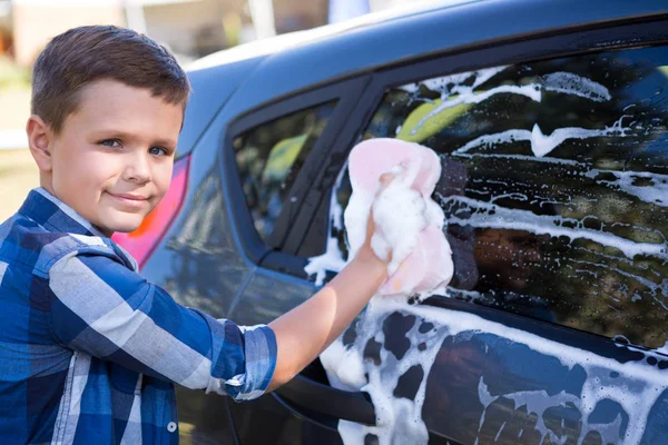 Adolescente menino lavar carro — Fotografia de Stock