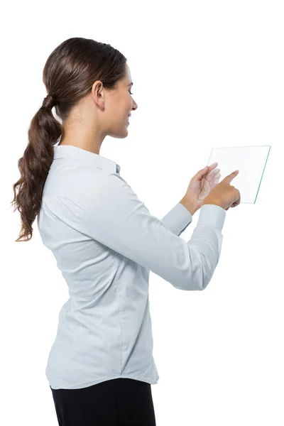 Vrouwelijke uitvoerend met behulp van een glas-tablet — Stockfoto