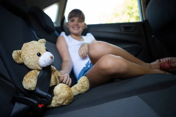 Adolescente chica sentado con osito de peluche — Foto de Stock