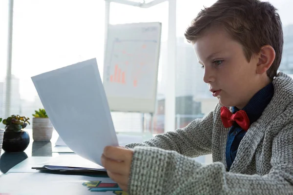 Boy als zakenman document controleren — Stockfoto