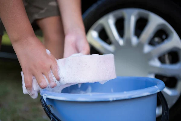 Teenager wäscht Auto — Stockfoto