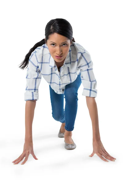 Woman getting ready to run — Stock Photo, Image