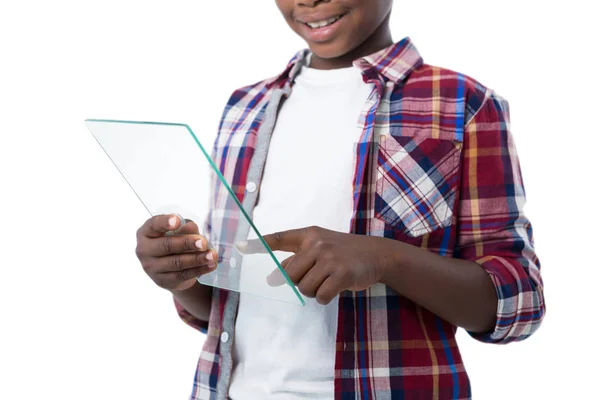 Мальчик с помощью стеклянного планшета — стоковое фото