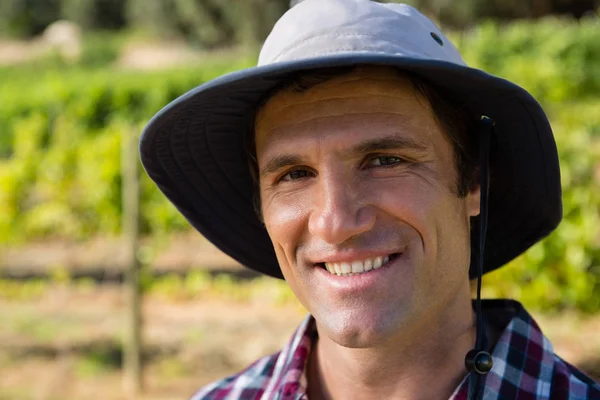 Фермер улыбается в поле в солнечный день — стоковое фото