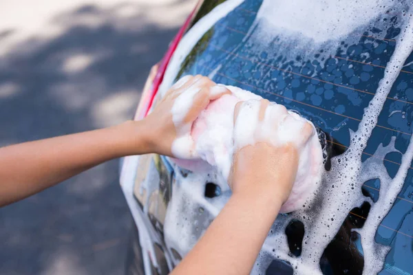 Teenager-Mädchen wäscht ein Auto — Stockfoto