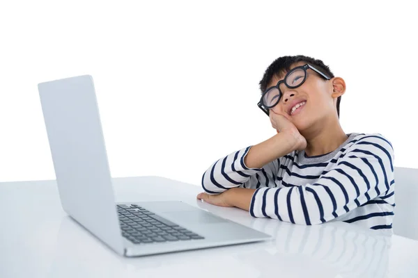 Lachende jongen zitten met laptop — Stockfoto