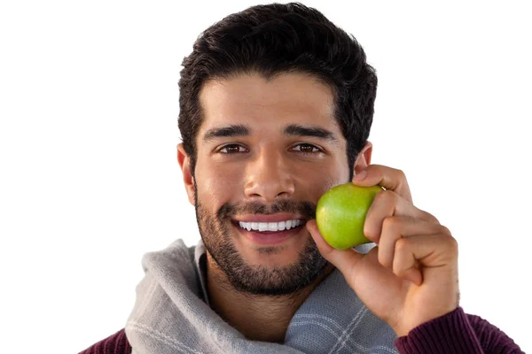 Zbliżenie: uśmiechnięty mężczyzna trzyma jabłko — Zdjęcie stockowe