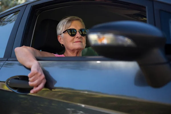 Seniorin sitzt im Auto — Stockfoto