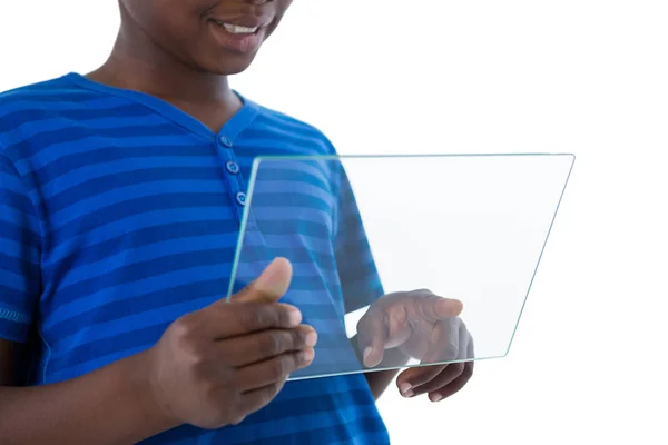 Boy pomocí skleněné digitální tablet — Stock fotografie