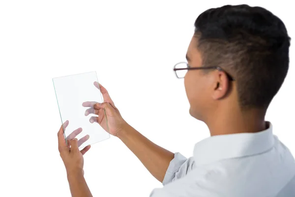 Man met glas digitale tablet — Stockfoto