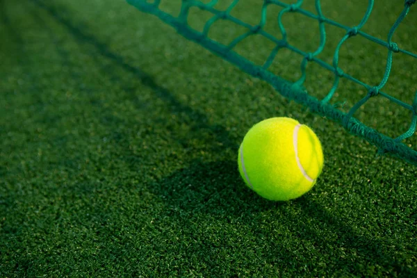 Närbild på tennisboll av net — Stockfoto