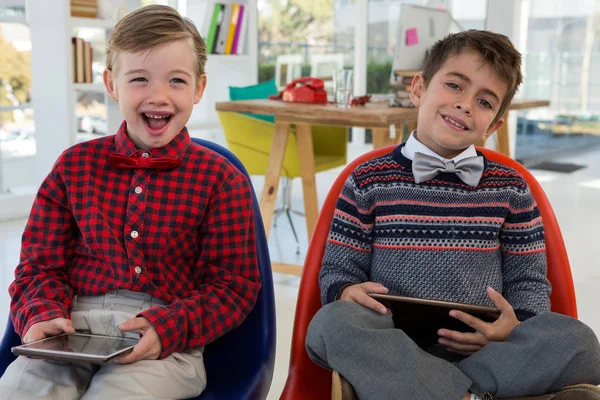 Niños como ejecutivos de negocios sosteniendo tableta — Foto de Stock