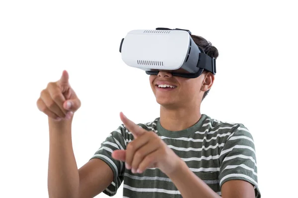 Menino adolescente usando fone de ouvido de realidade virtual — Fotografia de Stock