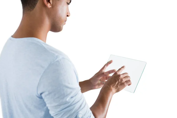 Man met glas digitale tablet — Stockfoto