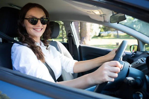 Schöne Frau am Steuer eines Autos — Stockfoto