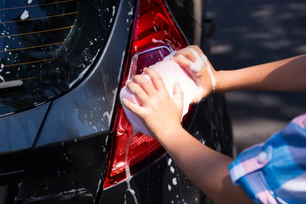Genç kız bir araba yıkama — Stok fotoğraf